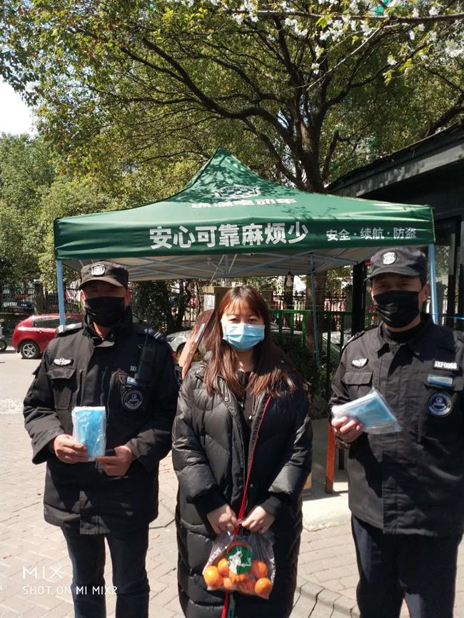 5、胡芊给保安送口罩，保安回赠桔子.jpg