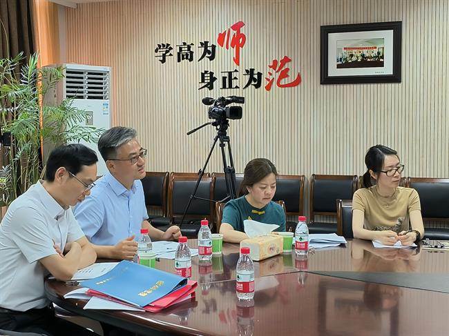 学校领导亲临指导.jpg
